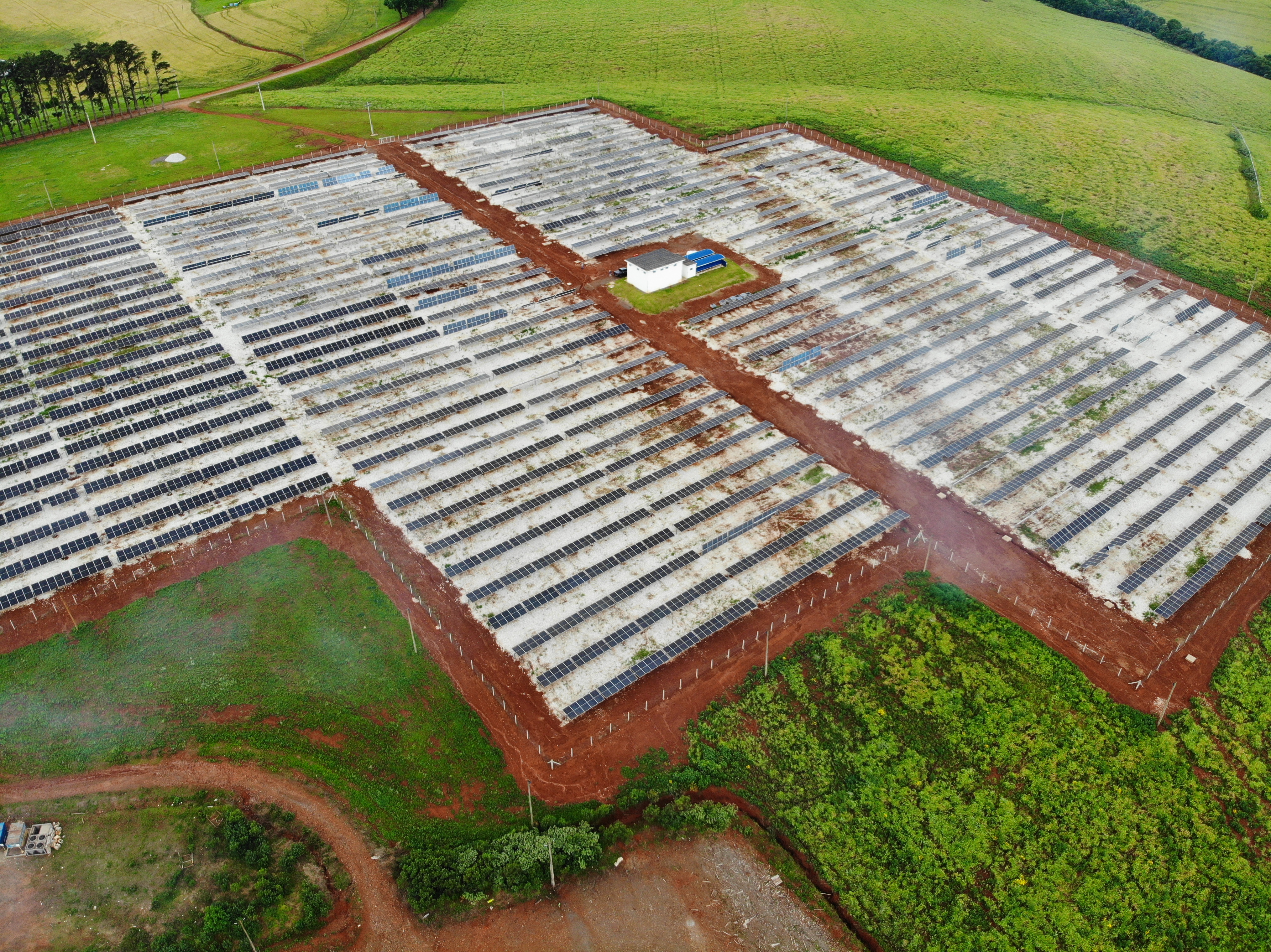 Vista aérea da usina solar da CCGL, com sistema de injeção zero (grid-zero)
